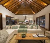 Вилла Sol y Mar, Гостиная ночью